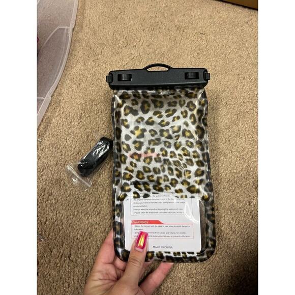 NWOT Waterproof Leopard Print Phone Protector - Picture 2 of 2
